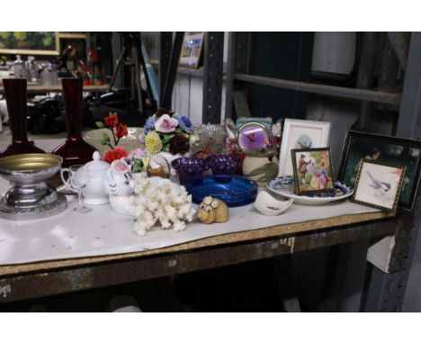 A LARGE MIXED LOT TO INCLUDE TWO 'VILLAGE GREEN' BIRD PRINTS, CERAMIC POSIES, VASES, CANDLE HOLDERS, ETC