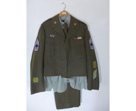 A U.S. ARMY MASTER SERGEANTS UNIFORM COMPRISING JACKET (SIZE 38 LARGE), TROUSERS, SHIRT AND TIE
