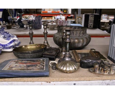 A MIXED VINTAGE LOT TO INCLUDE A LARGE COPPER PLANTER, TWO PAIRS OF SILVER PLATED CANDLESTICKS, AN EPNS CRUET SET WITH THE GL
