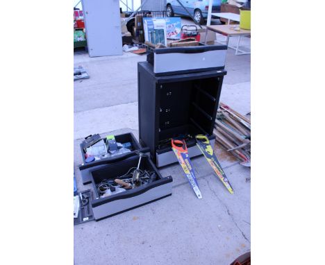 A PLASTIC FOUR DRAWER TOOL CHEST WITH AN ASSORTMENT OF TOOLS TO INCLUDE A STANLEY BRACE DRILL, SOCKETS, DRILL BITS AND CHISEL