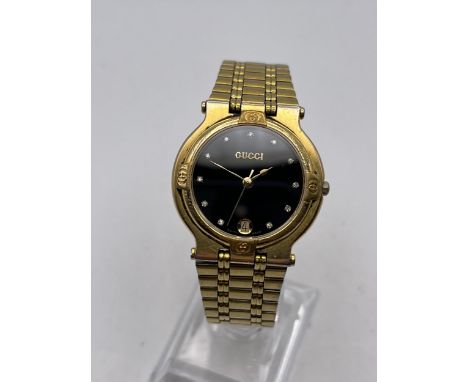 A GENTLEMAN'S VINTAGE GUCCI 9200M DIAMOND DIAL QUARTZ WRIST WATCH