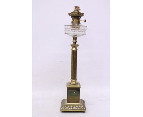 A LARGE HEAVY BRASS VINTAGE OIL LAMP WITH GLASS OIL RESERVOIR AND COLUMN BASE, HEIGHT APPROX 68CM