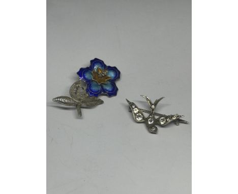 TWO SILVER BROOCHES TO INCLUDE A SWALLOW AND AN ENAMELLED FLOWER