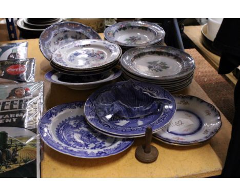 A QUANTITY OF VINTAGE PLATES AND BOWLS TO INCLUDE COPELAND LATE SPODE, BLUE AND WHITE WILLOW PATTERN, ETC