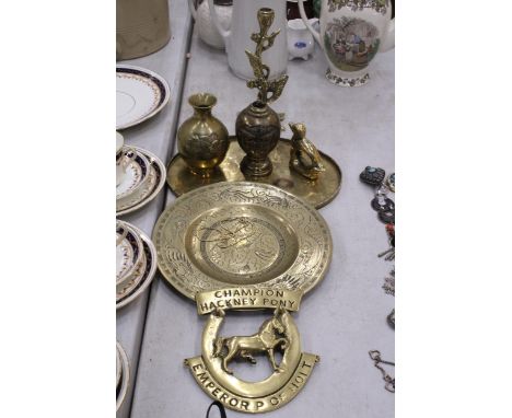 A COLLECTION OF VINTAGE BRASS ITEMS TO INCLUDE A CANDLESTICK, VASES, ETC