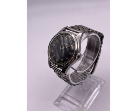 A GENTLEMAN'S WW2 ETERNA MILITARY STYLE WRIST WATCH