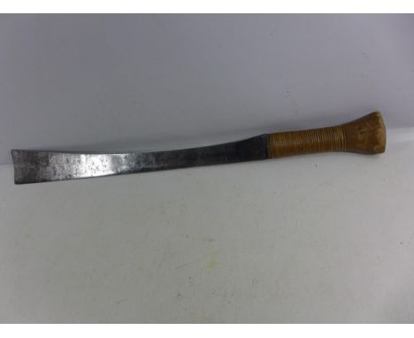 A VINTAGE POSSIBLY BURMESE MACHETTE LENGTH 67CM