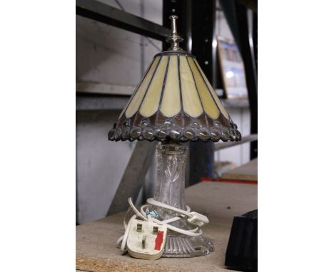 A VINTAGE TIFFANY STYLE LAMP WITH A GLASS BASE AND JEWELLED SHADE