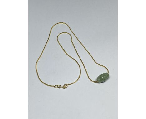A YELLOW METAL NECKLACE MARKED AU750  WITH A JADE COLOUR PENDANT