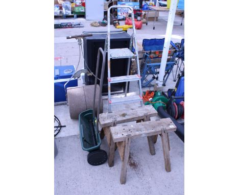 AN ASSORTMENT OF ITEMS TO INCLUDE AN ALUMINIUM STEP LADDER, HEAVY DUTY GARDEN ROLLER, ETC
