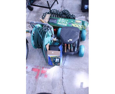 A COLLECTION OF GARDEN ITEMS TO INCLUDE A HOSE REEL, HAND TOOLS, A 30M COIL HOSE, ETC