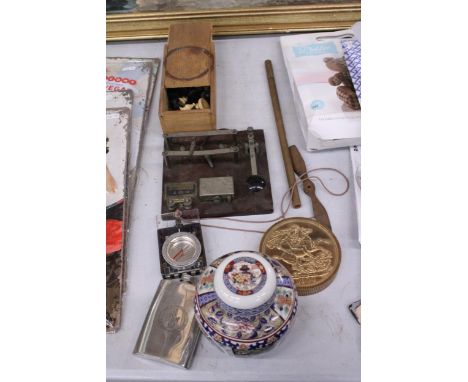 A MIXED LOT TO INCLUDE A WWII ISSUE, AIR MINISTRY BUZZER PRACTICE MORSE CODE MACHINE REF. NO. 10F/4067, A BOXED SET OF WOODEN
