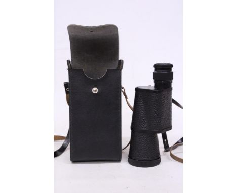 A SOVIET UNION VINTAGE 7.5 SPOTTING SCOPE AND CASE