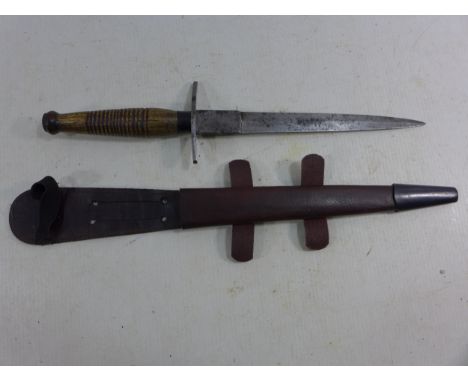 A FAIRBAIRN SYKES TYPE FIGHTING KNIFE AND SCABBARD, 18CM BLADE, WOODEN GRIP, LENGTH 34CM