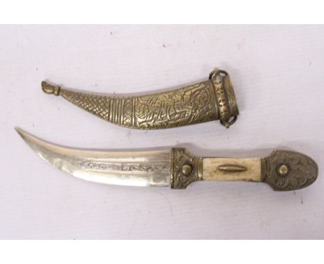 A VINTAGE ARAB JAMBIYA KNIFE AND SCABBARD 13CM BLADE LENGTH 26.5CM