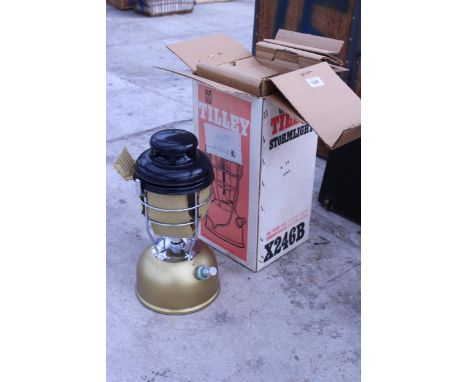 AN AS NEW VINTAGE TILLEY LAMP WITH ORIGINAL BOX