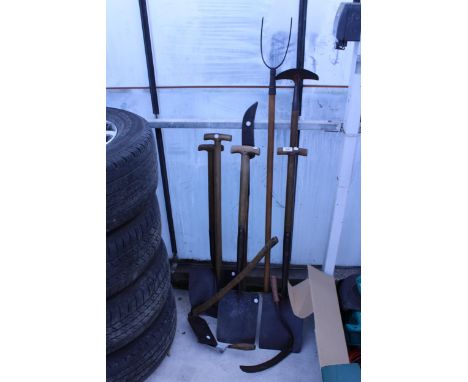 A QUANTITY OF VINTAGE TOOLS TO INCLUDE SPADES, SCYTHES, PITCHFORK ETC