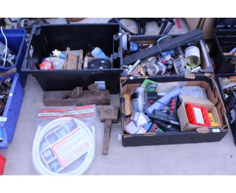 AN ASSORTMENT OF TOOLS AND HARDWARE TO INCLUDE A WOOD PLANE, A MALLLET AND DOOR FURNITURE ETC