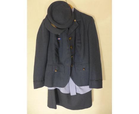 A RAF WOMENS UNIFORM COMPRISING HAT, JACKET (SIZE 36/100), SHIRT AND TIE