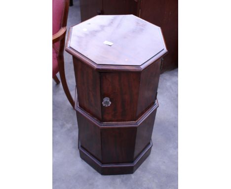 A VICTORIAN MAHOGANY OCTAGONAL COMMODE WITH FOLD OUT DOORS WITH GLASS HANDLE AND CERAMIC POT, 18" ACROSS, STAMPED BALES, WALT