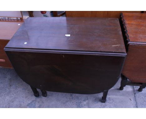 AN EDWARDIAN MAHOGANY GATE-LEG DINING TABLE ON TAPERING LEGS WITH SPADE FEET