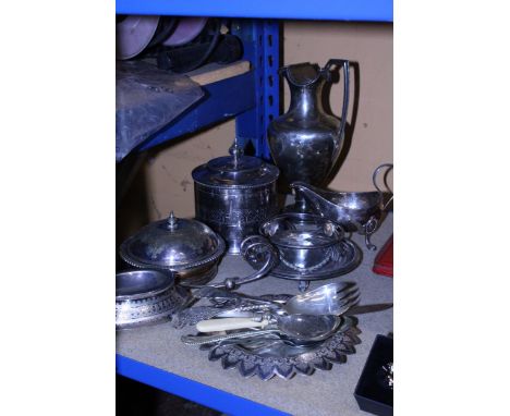 A QUANTITY OF SILVER PLATE TO INCLUDE JUGS, FLATWARE, BOWLS, LIDDED CONTAINERS, ETC