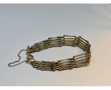 A MARKED 9 CARAT GOLD FIVE BAR GATE BRACELET GROSS WEIGHT 10.1 GRAMS
