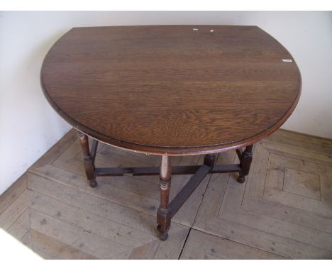 Oak drop leaf gate leg table on turned supports (width 107cm)