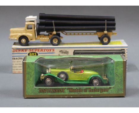 A Dinky Super Toys Tracteur Unic Saharien, with pipe carrier and pipes (893), displayed in a blue striped picture box, and a 