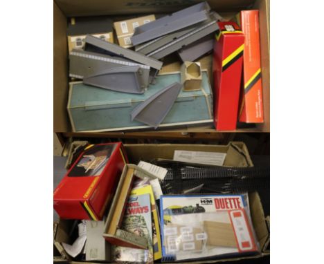 A group lot of Hornby 00 gauge accessories to include a booking hole, cardboard and wooden railway buildings, platform sectio