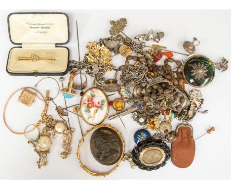 A collection of jewellery to include a gold bar brooch with pearl set ivy leaf decoration, unmarked possibly 15ct gold, total