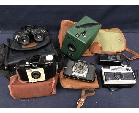 A collection of six mid 20th century vintage cameras.