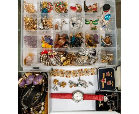 A collection of costume jewellery to include various vintage and later paste set jewellery including brooches and bracelets, 