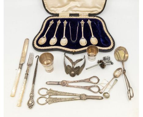 A collection of silver flatware to include; a cased set of five Birmingham hallmarked Art Nouveau designed silver tea spoons 