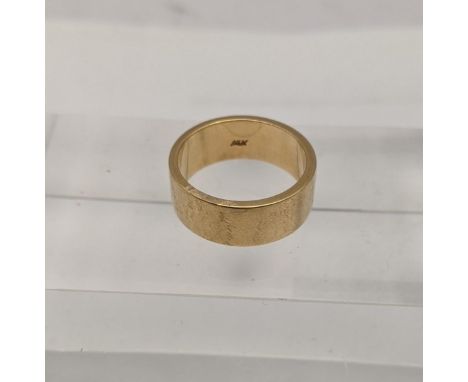 A gold wedding band stamped 14k total weight 7.2g