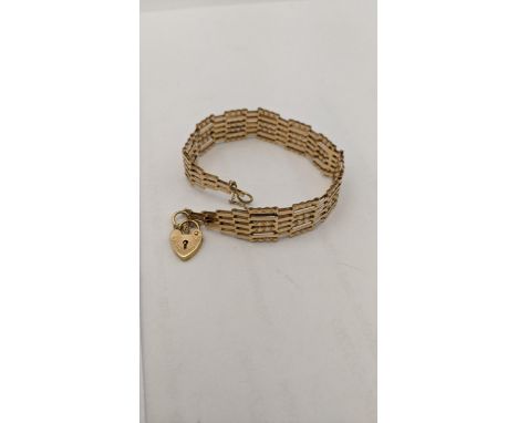 A 9ct gold gate link bracelet having a heart shaped clasp, total weight 7.6gLocation: 