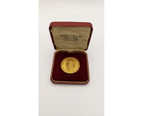 A cased 22ct gold Sir Winston Churchill commemorative medal, no 1186, by Edward Jones Ltd, to celebrate the life of Rt. Hon. 