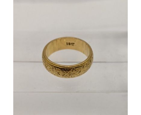 A 18ct gold wedding band having engraved floral details 5.7gLocation: 