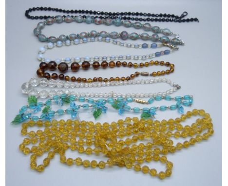 Seven vintage necklaces 