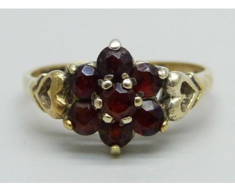 A 9ct gold and garnet cluster ring, 2.1g, L/M 