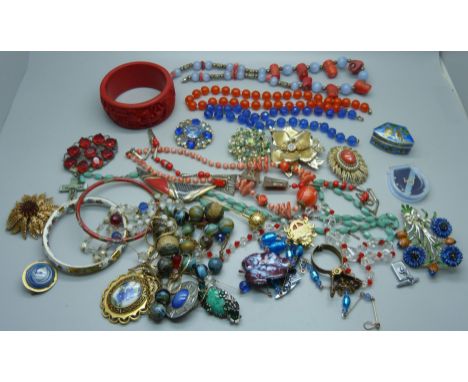 A collection of vintage jewellery 