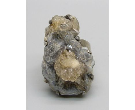 A silver ring set with a geode, 15g, M 