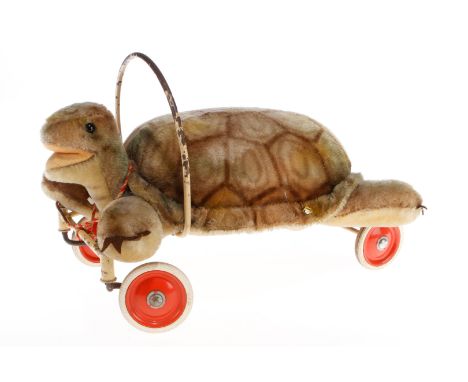 Steiff Schildkröte auf gummibereiften Rädern, mit Knopf, Reste der gelben Fahne, verstaubt, LS, bespielt, L 53, Z 3