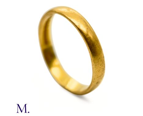The yellow gold band is hallmarked for 22ct gold.Box not included; for display only.Weight: 4.4g Size: Q1/2
