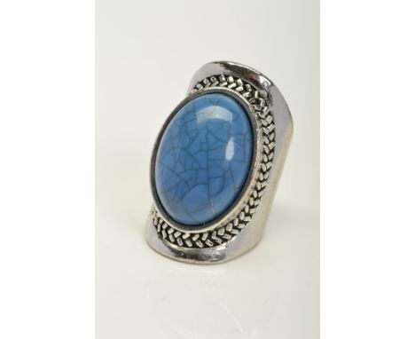 A WHITE METAL LARGE BLUE STONE RING, assessed as ceramic, ring size N