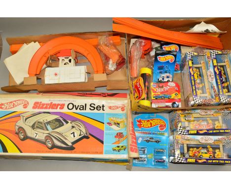 A BOXED MATTEL HOT WHEELS SIZZLERS OVAL SET, No.6512, not tested, missing car but otherwise appears largely complete, minor d
