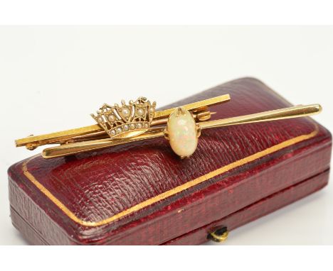A 9CT GOLD CROWN BAR BROOCH, designed with a central crown set with split pearls to the bar brooch, with 9ct hallmark for Bir