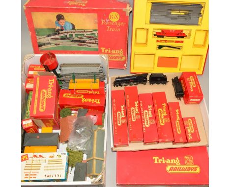 A QUANTITY OF BOXED AND UNBOXED OO GAUGE TRI-ANG RAILWAY ITEMS, to include boxed Freelance Industrial tank locomotive 'Nellie
