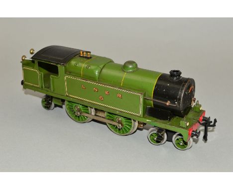 AN UNBOXED HORNBY O GAUGE CLOCKWORK NO.2 SPECIAL 4-4-2 TANK LOCOMOTIVE, No.6, L.N.E.R. green livery, clockwork version, no ke