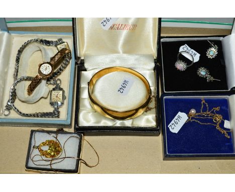 A SELECTION OF JEWELLERY, to include a cultured pearl pendant, an Excalibur rolled gold 1/20th 12ct hinged bangle with maker'